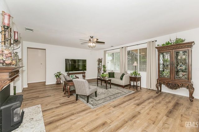 3046 Indianapolis Avenue, Clovis, CA 93619