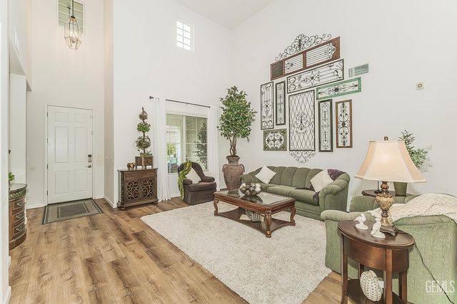 3046 Indianapolis Avenue, Clovis, CA 93619