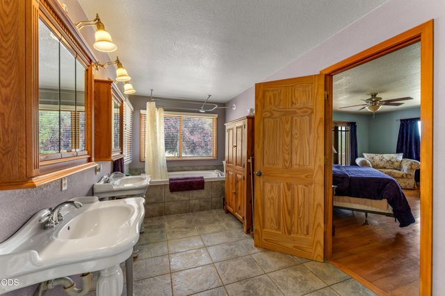 919 Scott Drive, Grants Pass, OR 97527