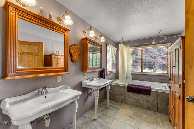 919 Scott Drive, Grants Pass, OR 97527