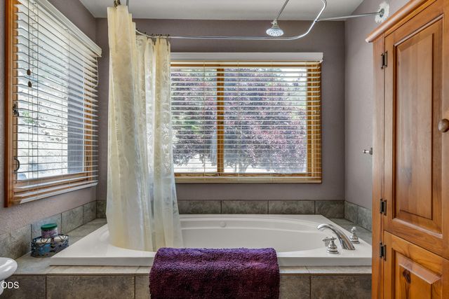 919 Scott Drive, Grants Pass, OR 97527