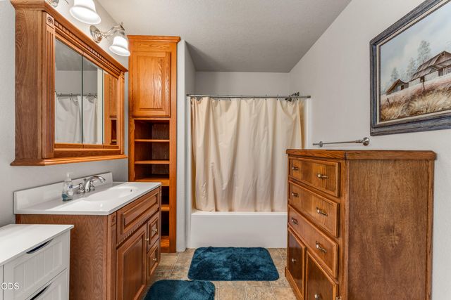 919 Scott Drive, Grants Pass, OR 97527