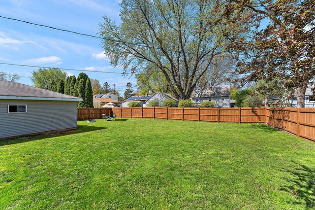 63 Ferndale Street N, Maplewood, MN 55119