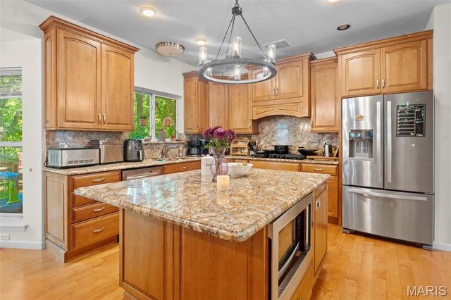 16611 Highland Summit Drive, Ballwin, MO 63011