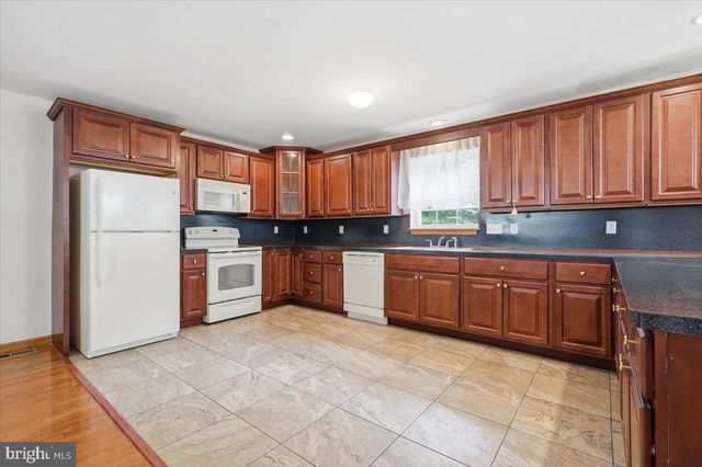 63 FOX HILL RD, Albrightsville, PA 18210