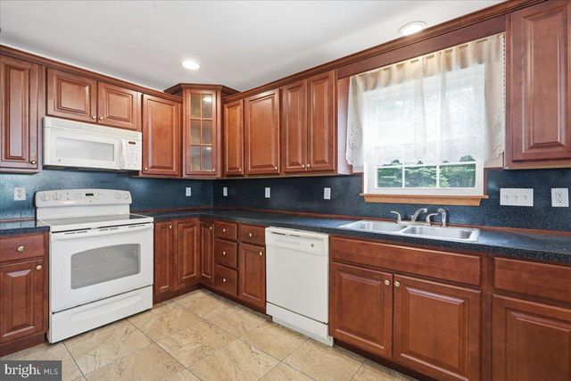 63 FOX HILL RD, Albrightsville, PA 18210
