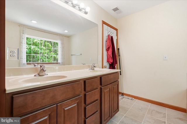 63 FOX HILL RD, Albrightsville, PA 18210