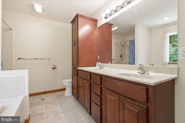 63 FOX HILL RD, Albrightsville, PA 18210