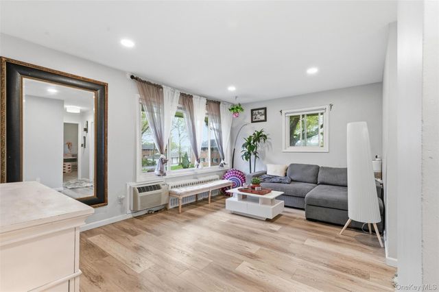 101 Edmunton Drive G2, North Babylon, NY 11703