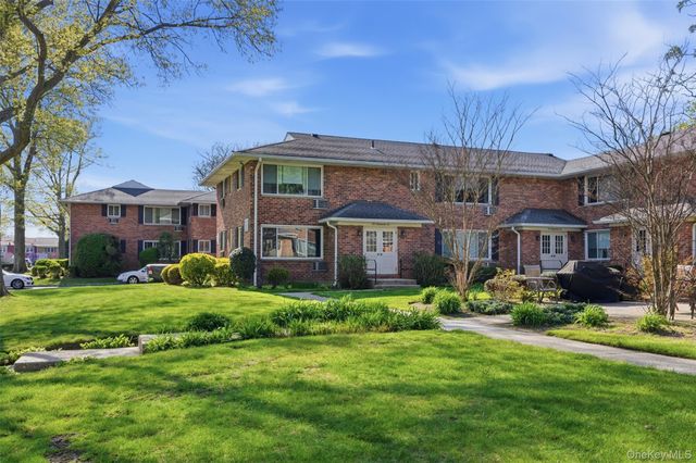 101 Edmunton Drive G2, North Babylon, NY 11703