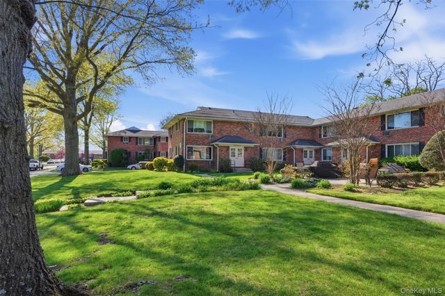 101 Edmunton Drive G2, North Babylon, NY 11703