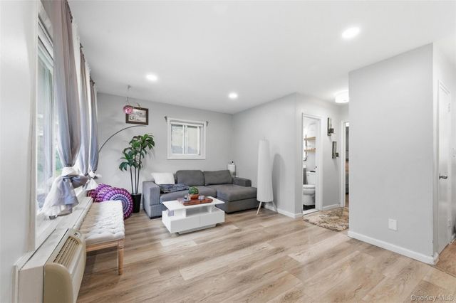101 Edmunton Drive G2, North Babylon, NY 11703