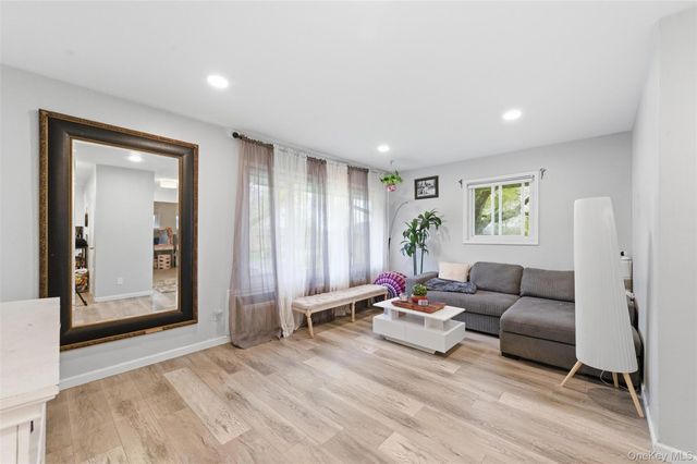 101 Edmunton Drive G2, North Babylon, NY 11703
