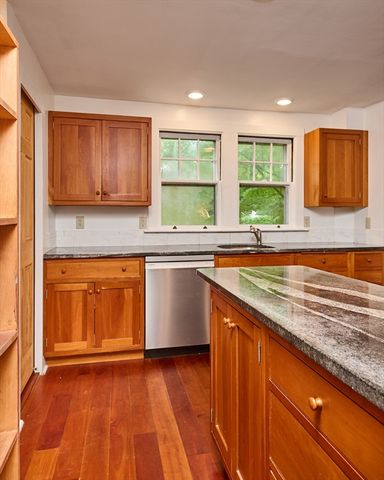 9 Mcclure St, Amherst, MA 01002