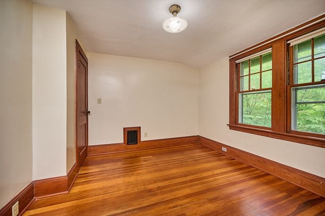 9 Mcclure St, Amherst, MA 01002