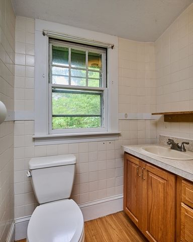 9 Mcclure St, Amherst, MA 01002