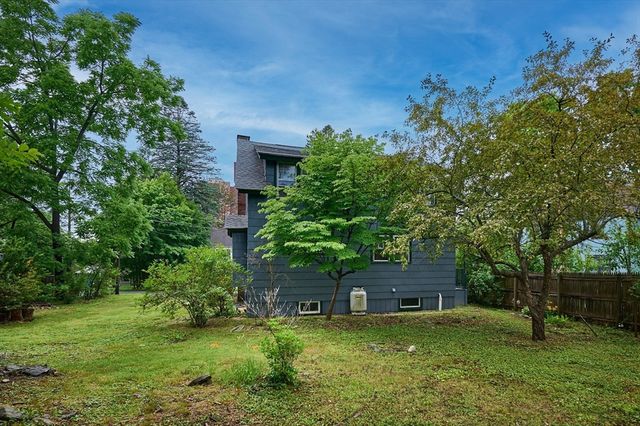 9 Mcclure St, Amherst, MA 01002