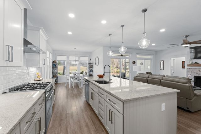 1422 Lighthouse Dr., North Myrtle Beach, SC 29582