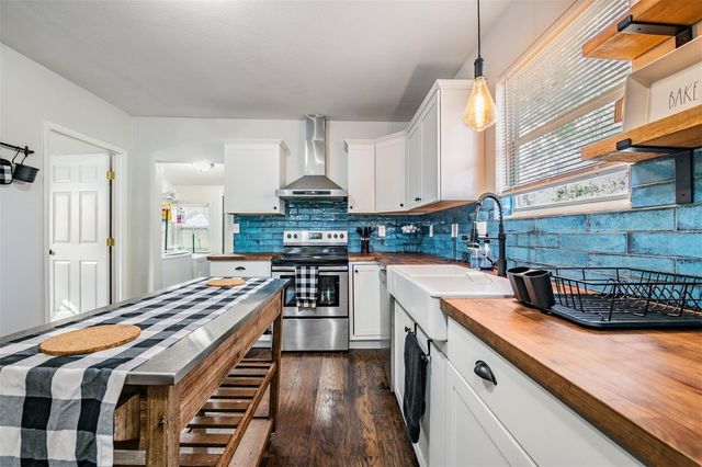 8006 N KLONDYKE STREET, Tampa, FL 33604