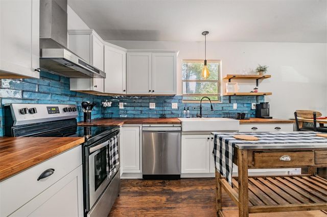 8006 N KLONDYKE STREET, Tampa, FL 33604