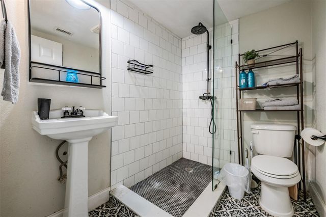 8006 N KLONDYKE STREET, Tampa, FL 33604