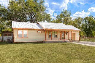 924 W Live Oak ST, Lockhart, TX 78644