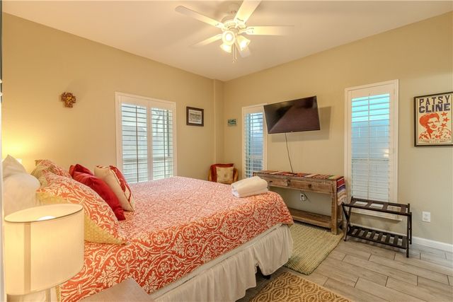 114 S Gulf St, Port Aransas, TX 78373
