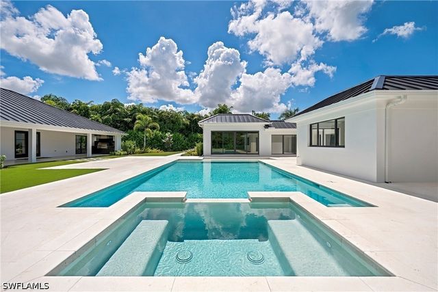 620 Carica RD, Naples, FL 34108