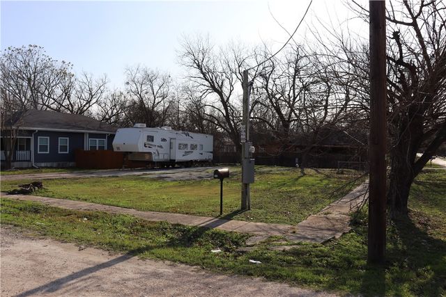 502 E Navarro Street, Mart, TX 76664