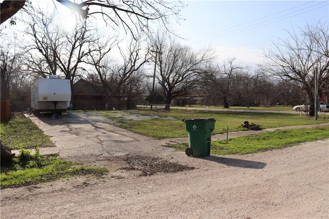 502 E Navarro Street, Mart, TX 76664