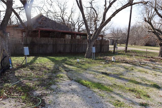 502 E Navarro Street, Mart, TX 76664