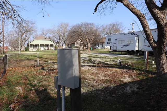 502 E Navarro Street, Mart, TX 76664