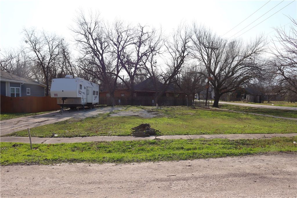 502 E Navarro Street, Mart, TX 76664