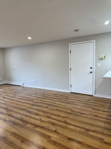 9 Hallmark Gardens 6, Burlington, MA 01803