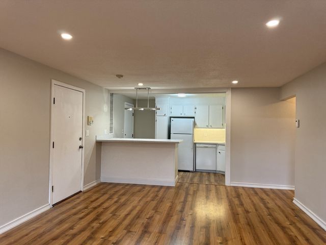 9 Hallmark Gardens 6, Burlington, MA 01803