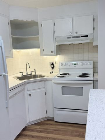 9 Hallmark Gardens 6, Burlington, MA 01803