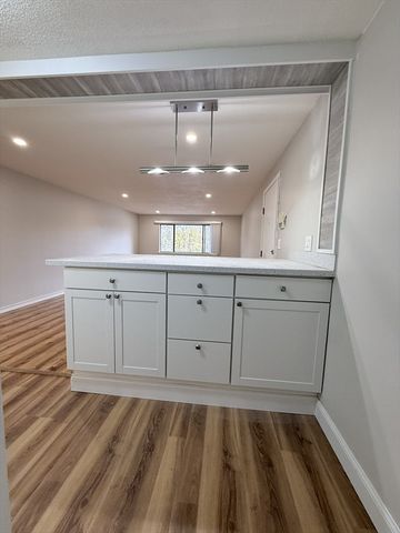 9 Hallmark Gardens 6, Burlington, MA 01803