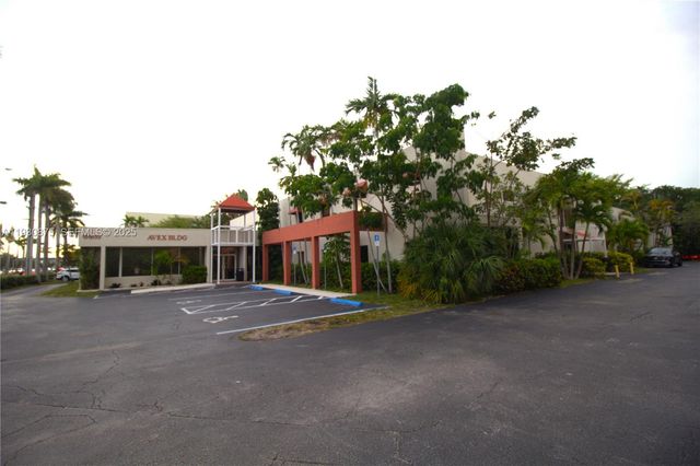 6405 NW 36th St, Virginia Gardens, FL 33166