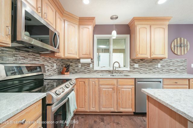 802 Woodbury Drive, Grand Ledge, MI 48837