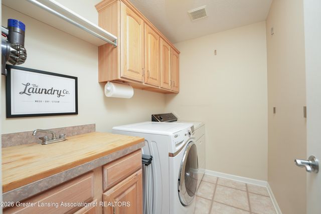 802 Woodbury Drive, Grand Ledge, MI 48837