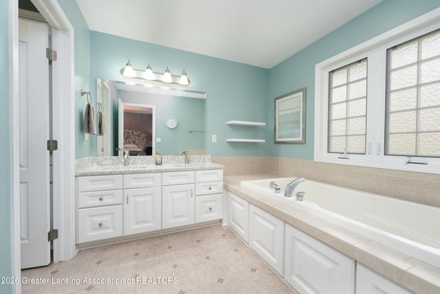 802 Woodbury Drive, Grand Ledge, MI 48837