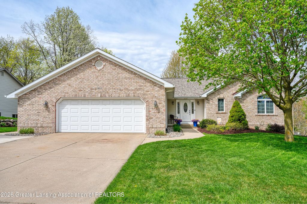 802 Woodbury Drive, Grand Ledge, MI 48837