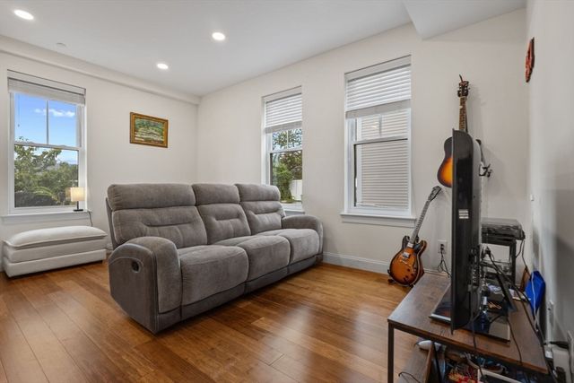 44 W Eagle St 1, Boston, MA 02128