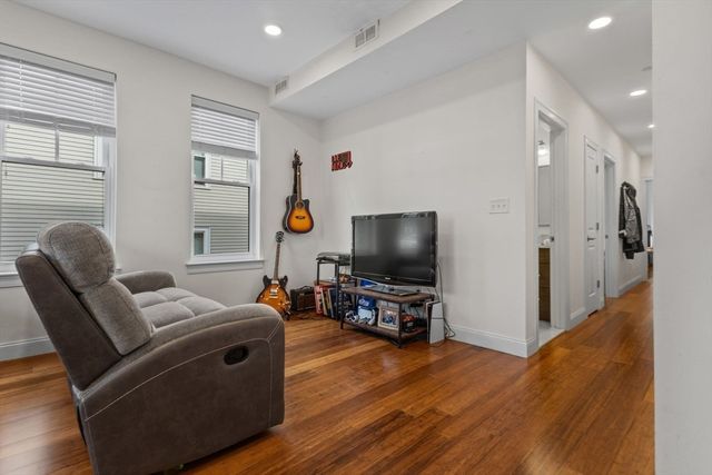 44 W Eagle St 1, Boston, MA 02128