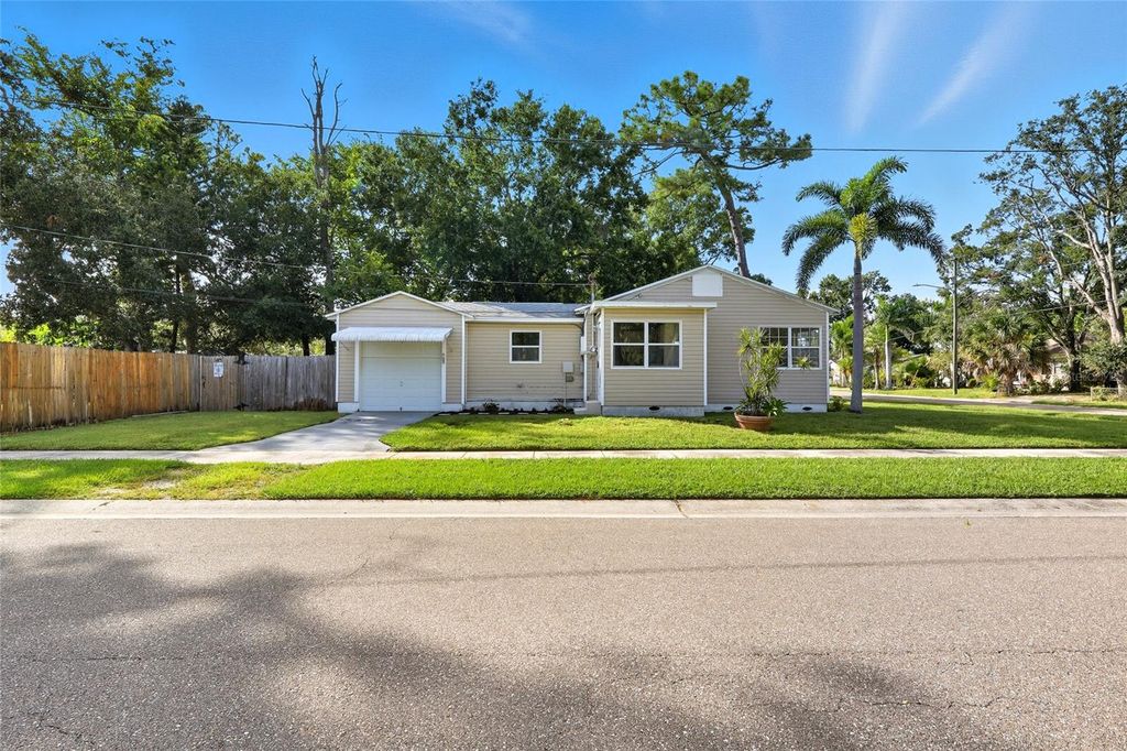 140 SW LINCOLN CIRCLE N, St Petersburg, FL 33703