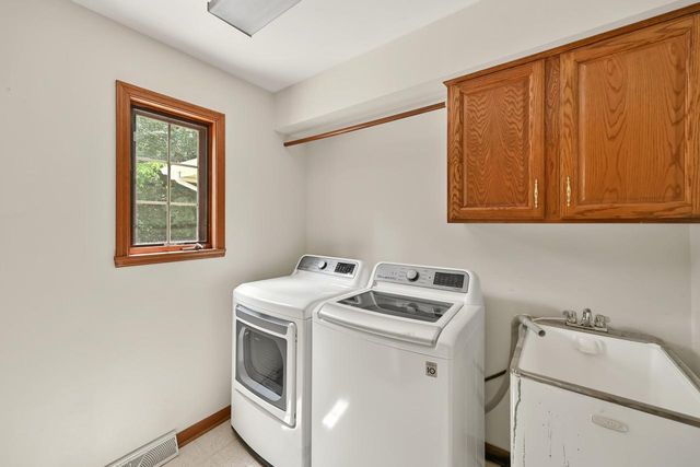 14285 W North Oak BOULEVARD, New Berlin, WI 53151