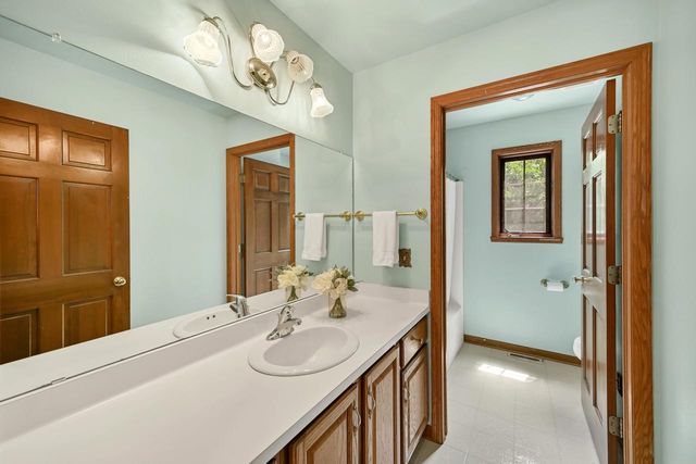 14285 W North Oak BOULEVARD, New Berlin, WI 53151