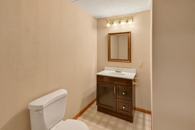 14285 W North Oak BOULEVARD, New Berlin, WI 53151