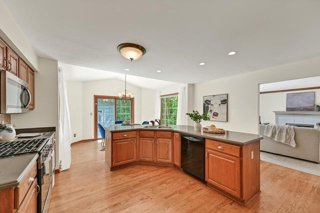 14285 W North Oak BOULEVARD, New Berlin, WI 53151