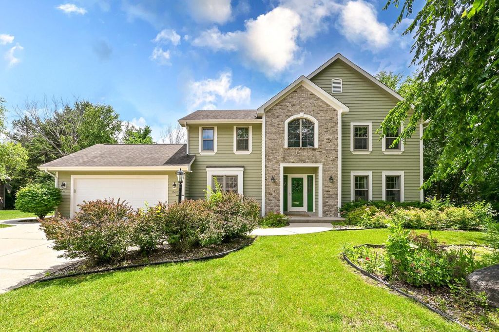 14285 W North Oak BOULEVARD, New Berlin, WI 53151